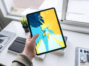 Taong Humahawak ng Apple iPad Pro