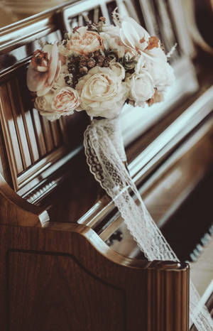 Piano na may hand flower bouquet wallpaper. — RedMagic Astra Wallpaper