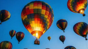 Maraming makukulay na hot air balloon sa asul na kalangitan. — Tanawin ng langit Wallpaper