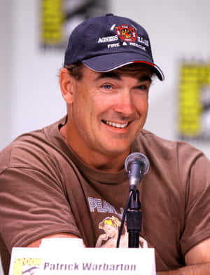 Larawan ni Patrick Warburton, ang kilalang aktor at voice artist — iPad Pro 13 Wallpaper