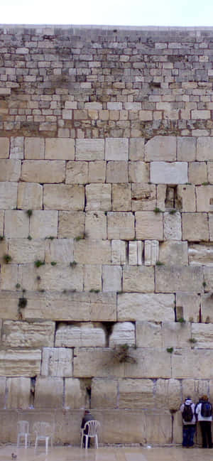 Panalangin sa Ilalim ng Ulan sa Wailing Wall — iPhone 18 Pro Wallpaper