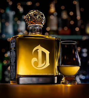 Premium Deleon Gold Tequila - Isang toast sa mataas na buhay — Galaxy Z Flip 8 Wallpaper