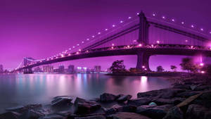 Purple aesthetic na may ilaw na tulay sa New York City wallpaper.