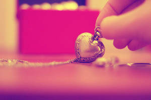 Pusod na Heart Locket na May Sepia Filter