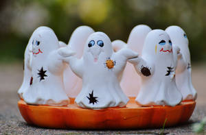 Puting multo na dekorasyon para sa Halloween na wallpaper.