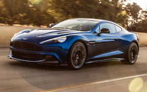 Nakakamamang Aston Martin Vanquish sa Buong Kagalangan — MacBook Pro M1 Wallpaper