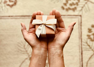 Regalo na Kahon na Hinahawakan ng mga Kamay — Beige brown aesthetic GIF Wallpaper