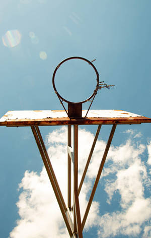 Ibaba tanawin wallpaper ng kalawing basketball hoop sa ilalim ng asul na langit — RedMagic Tablet Wallpaper