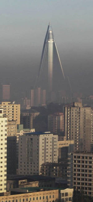 Ryugyong Hotel at Maulap na Langit — iPhone 13 Pro Max Wallpaper