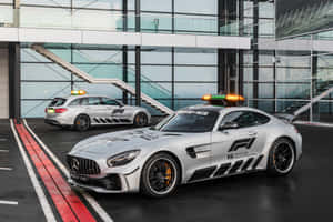 Safety Car na Namumuno sa Karera — Surface Pro Wallpaper