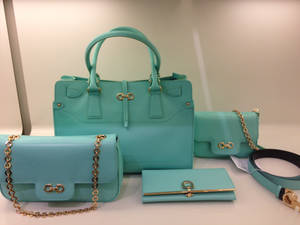 Wallpaper ng Salvatore Ferragamo Turquoise Bag Set — 4:3 Wallpaper