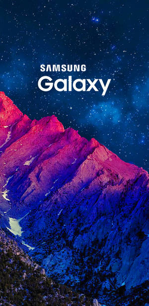 Samsung Galaxy J6 na Nagbibigay-Liwanag sa Mga Taluktok ng Bundok sa Takipsilim