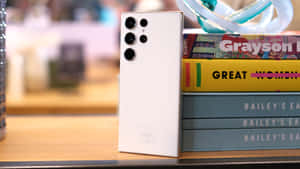 Samsung S23 Ultra Cream na Kulay na Nakatambak na Libro Background