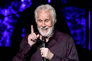 Sikat na Tao Kenny Rogers — Madilim na asul Wallpaper