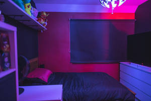 Silid na May Neon Purple na Estetika