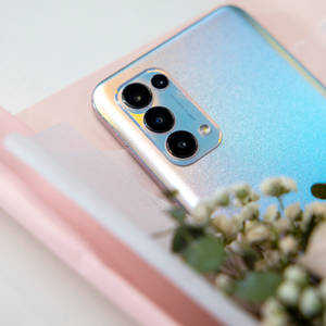 Pilak na Oppo Reno 5 Smartphone