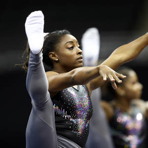 Wallpaper ni Simon Biles sa Itim na Kasuotan — Pixel Watch 5 Wallpaper