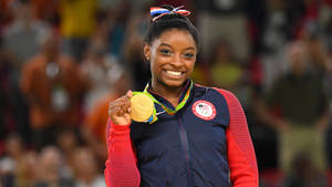 Wallpaper ni Simon Biles na may gintong medalya — iMac Wallpaper