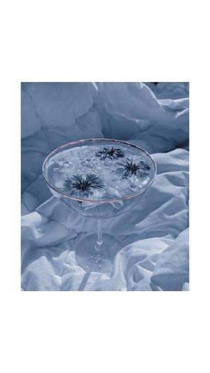 Simpleng Asul na Estetikong Bulaklak sa Tubig