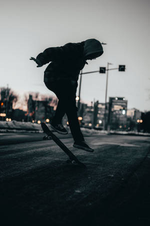 Batang Isketboarder na Gumagawa ng Heelflip wallpaper