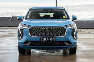 Makinis at Modernong Haval SUV na Nagmamaneho sa Isang Malawak na Tanawin — Surface Laptop Wallpaper
