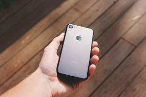 tao na may hawak na jet black iPhone 7