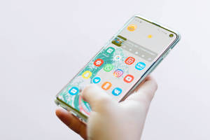 Makinis na Samsung Galaxy S10 sa Matingkad na Liwanag — Samsung Galaxy S20 Wallpaper