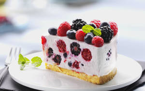 Wallpaper ng Slice Berry Cake Sa Plato