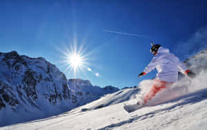 Snowboarder na lumilipad ng mataas sa isang maniyebeng bundok — MacBook Air M1 Wallpaper