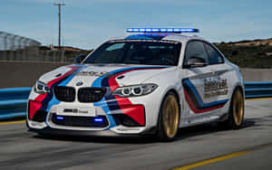 Bilis at Kaligtasan - Isang Elegant na Safety Car sa Racetrack — MacBook Pro M1 Wallpaper