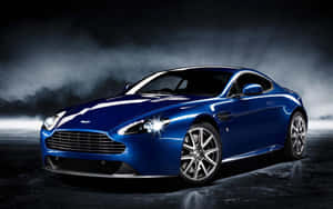 Nakakabig na Aston Martin DB9 na Gumagalaw sa Isang Scenic Route — MacBook Pro M1 Wallpaper