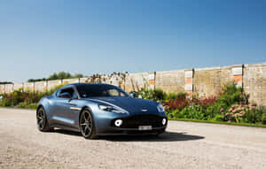 Nakakamamang Aston Martin Vanquish sa galaw sa isang magandang daan — Steam Deck Wallpaper