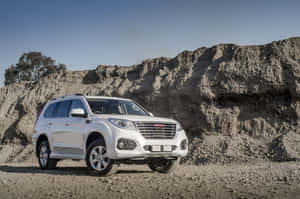 Naka-istilong Haval SUV na Nakaparada sa Labas — Surface Laptop Wallpaper
