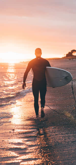 Silweta ng Lalaking May Surfboard — Galaxy A55 Wallpaper