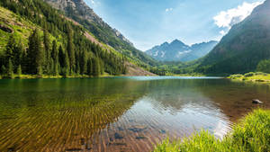 Malinaw na tubig sa Maroon Bells lawa ng Elk mountains wallpaper.