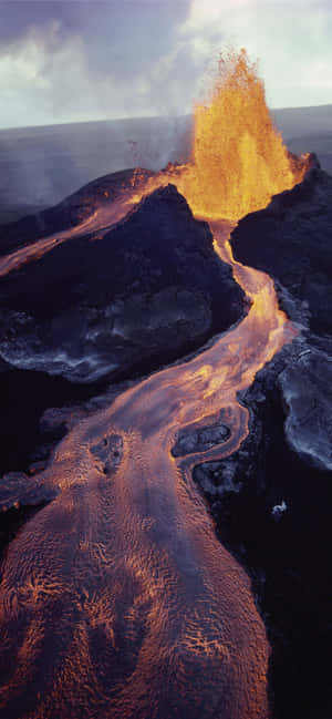 Ang makabibihag nga katahom sa pagbuto sa bulkan sa Hawaii Volcanoes National Park. — iPhone 13 Mini Wallpaper