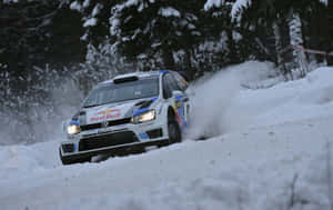 Nakakapig-pig na Aksyon ng Ice Racing — MacBook Pro 13 Wallpaper