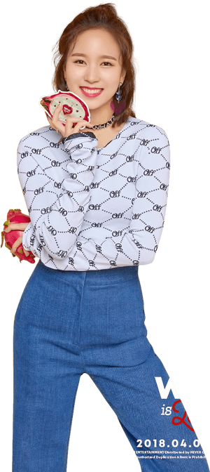 Twice Member Nagpo-Pose Gamit ang Heart Hand Gesture
