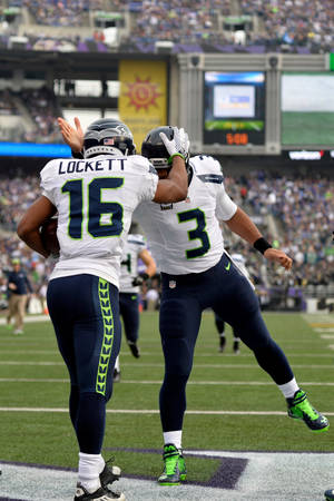 Tyler Lockett Russell Wilson Football Player Seattle Seahawks — Football Wallpaper