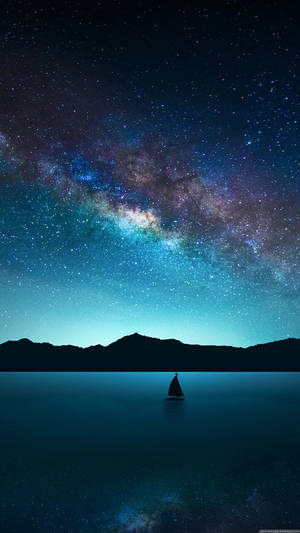 Milky Way ocean lock screen wallpaper.
