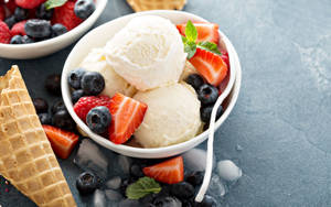 Vanilla Ice Cream na may mga Berries wallpaper — 16:10 Wallpaper