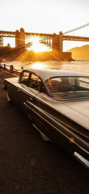 Patayong Araw sa Vintage Cadillac Wallpaper — iPhone 17 Pro Wallpaper