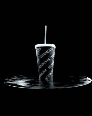 Wallpaper ng Vetements soda cup — 4:5 Wallpaper