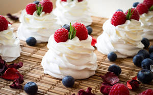 Whipped Cream na may mga Berries wallpaper — 16:10 Wallpaper