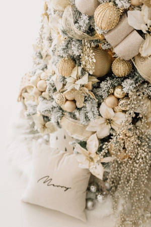 White And Gold Christmas Aesthetic wallpaper — 2:3 Wallpaper