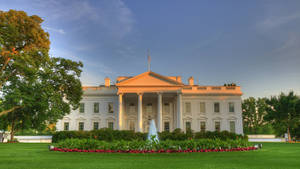 White house na may water fountain garden at green landscape. — iMac Wallpaper