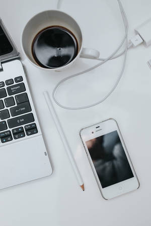 Puting iPhone Desk — MacBook Wallpaper