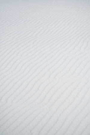 Puting Screen na May Abstract na mga Alon — iPhone 14 Pro Wallpaper