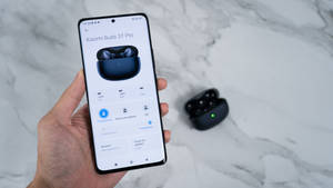 Xiaomi Earphone At Smartphone — Xiaomi Wallpaper
