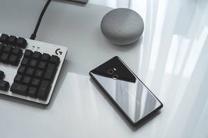 Xiaomi Phone Sa Table — Xiaomi Wallpaper